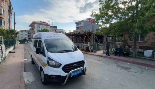 İnşaatta temizlik yaparken 2 buçuk metreden düştü
