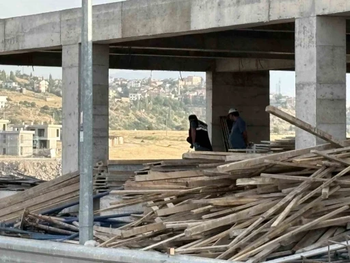 İnşaatta zemin kattan bodruma d&uuml;şen iş&ccedil;i yaralandı
