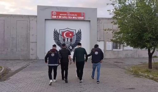 İnsan ticareti su&ccedil;undan aranan 2 ş&uuml;pheli, Dilucu Sınır Kapısı&rsquo;nda yakalandı
