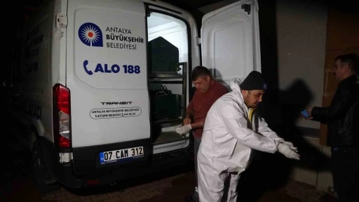 İnternette tanıştığı gen&ccedil; tarafından bı&ccedil;aklanarak &ouml;ld&uuml;r&uuml;ld&uuml;
