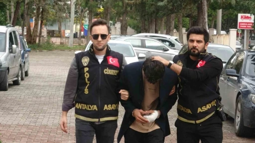 İnternetten tanıştığı genci bı&ccedil;aklayarak &ouml;ld&uuml;ren ş&uuml;pheli adliyeye sevk edildi
