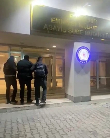 İnterpol&rsquo;&uuml;n kırmızı b&uuml;ltenle aradığı dolandırıcı Eskişehir&rsquo;de yakalandı
