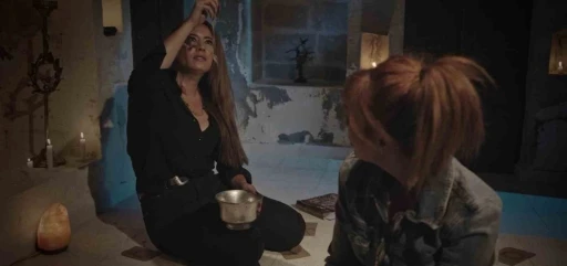 İntihar eden Türkiye’nin ilk kadın yarış spikeri Esen Gök’ün ’Sahra’ filminde ’falcı ve büyücüyü’ oynadığı ortaya çıktı
