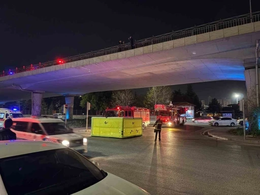 İntihar etmek i&ccedil;in k&ouml;pr&uuml;ye &ccedil;ıkan şahsı polis ikna etti
