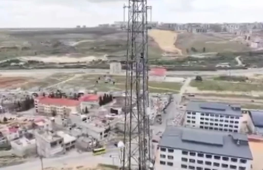 İntihar i&ccedil;in elektrik direğine &ccedil;ıkan şahıs, polis dronu ile vazge&ccedil;irildi
