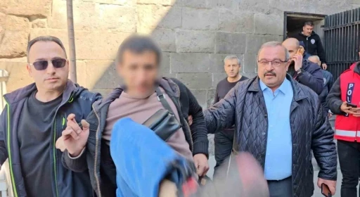 İntihardan vazge&ccedil;ti, gazeteciye saldırdı