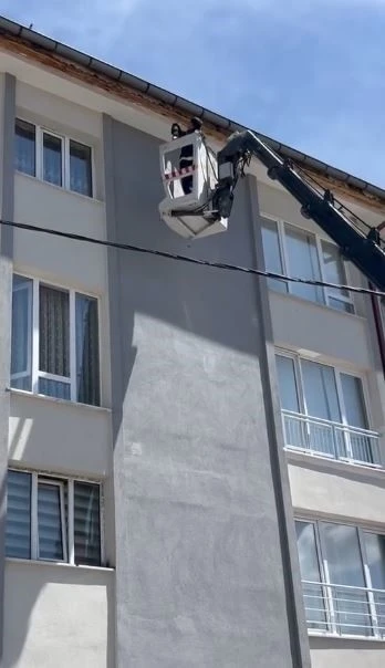 İpe takılarak mahsur kalan kuş, itfaiye ekiplerince kurtarıldı
