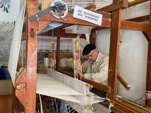 İpleri elleriyle sanata dönüştüren dokumacı, 62 yıldır mesleğini tutkuyla yapıyor
