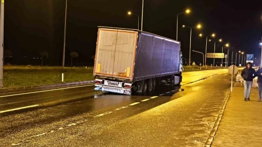 İpsala&rsquo;da tır, otomobil ve kamyonet ile &ccedil;arpıştı: 1 yaralı

