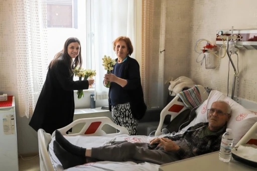 İptal edilen festivalin nergisleri hastanede y&uuml;zleri g&uuml;ld&uuml;rd&uuml;
