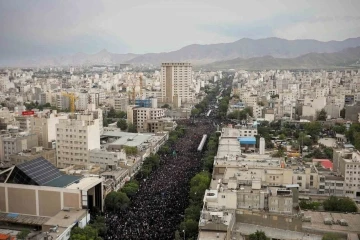 İran Cumhurbaşkanı Reisi’yi 3 milyon kişi son yolculuğuna uğurladı
