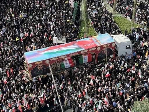İran’da İsrail saldırılarında hayatını kaybeden 60 kişi son yolculuğuna uğurladı

