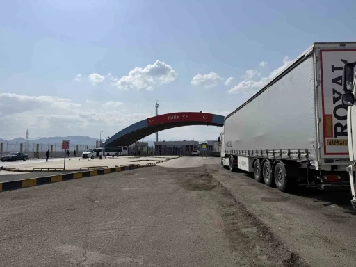 İran&rsquo;dan Nah&ccedil;ıvan&rsquo;a İHA saldırısı sonrası kapatılan sınır kapıları yeniden a&ccedil;ıldı

