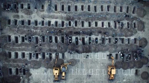 İran Dışişleri Bakanı Arak&ccedil;i ilkokula d&uuml;zenlenen saldırıda &ouml;len &ccedil;ocuklar i&ccedil;in kazılan mezarları paylaştı
