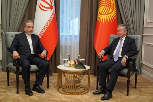 İran Dışişleri Bakanı Arak&ccedil;i, Kırgızistan Dışişleri Bakanı Kulubayev ile bir araya geldi
