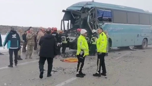 İran plakalı yolcu otob&uuml;s&uuml; tıra arkadan &ccedil;arptı; 1 &ouml;l&uuml;, 10 yaralı

