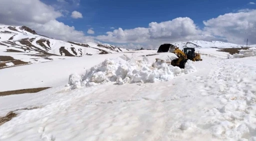 İran sınırında 3 metreyi aşan karda yol a&ccedil;ma &ccedil;alışması