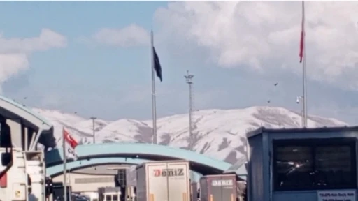 İran sınırındaki Esendere Sınır Kapısı&rsquo;nda ge&ccedil;işlere kısıtlama getirildi
