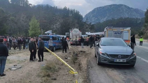 İş d&ouml;n&uuml;ş&uuml; yaşanan ve 7 kişinin hayatını kaybettiği feci kaza sonrası yol trafiğe a&ccedil;ıldı

