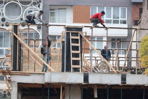 İş g&uuml;venliği yok sayıldı: İki inşaatta riskli &ccedil;alışma
