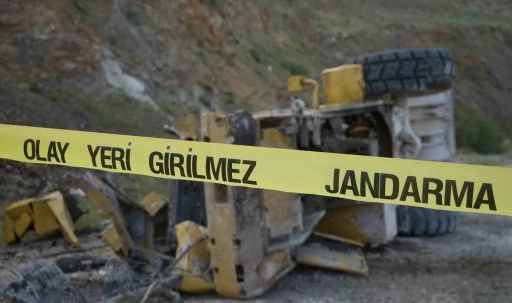 İş makinesi 20 metrelik u&ccedil;urumdan yuvarlandı: Operat&ouml;r ağır yaralı
