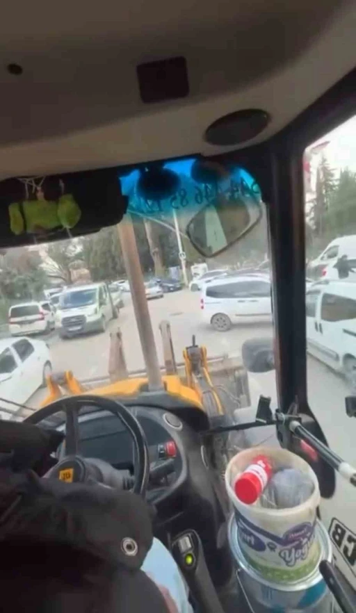 İş makinesi ile tehlikeli yolculuk kamerada
