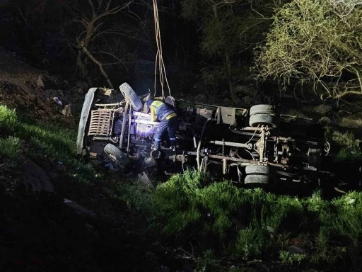 İş makinesi şarampole yuvarlandı: 1 &ouml;l&uuml;, 1 yaralı
