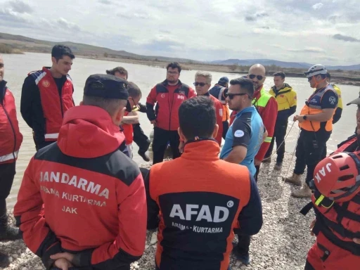 İş makinesini temizlerken nehre düşmüş
