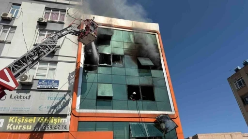 2 işçi yangından  atlayarak kurtulmaya çalıştı