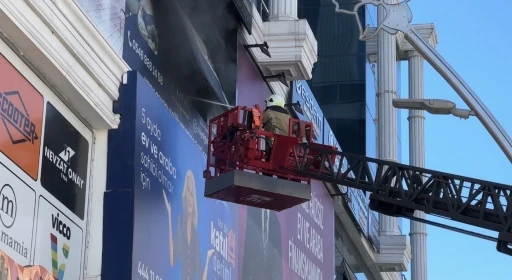 İş merkezindeki yangın b&uuml;y&uuml;meden s&ouml;nd&uuml;r&uuml;ld&uuml;.
