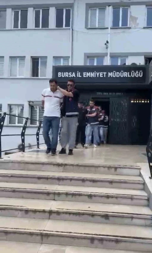 İş ve burs vaadiyle hesap avına &ccedil;ıkan şebekeye film gibi operasyon: Polis &rsquo;ikinci kişi&rsquo; rol&uuml;ne girip &ccedil;&ouml;kertti
