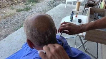 İş yeri yıkılan depremzede berber evinin &ouml;n&uuml;nde işine devam ediyor
