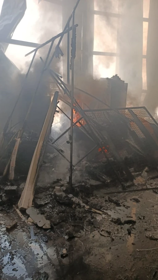 İş yerinde çıkan yangın diğer dükkanlara sıçramadan söndürüldü
