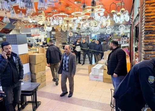 İş yerinde kanlı saldırı: Başından ve g&ouml;ğs&uuml;nden vuruldu

