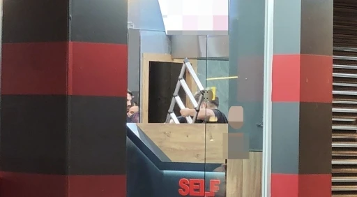 İş yerinde y&uuml;k asans&ouml;r&uuml;nden d&uuml;şen d&ouml;nerci hastanelik oldu
