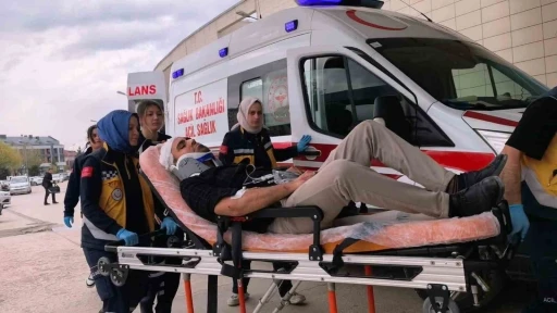İş yerine sopalarla girip ortalığı savaş alanına &ccedil;evirdiler: 4 yaralı
