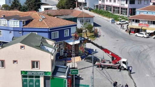 İş yerini &quot;kirletiyor&quot; gerekçesiyle leylek yuvasını kaldırtan esnafa tutanak tutuldu
