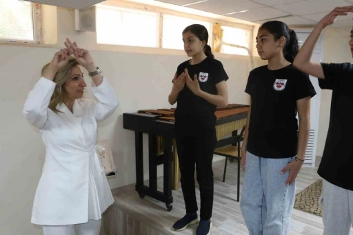 İşaret diliyle y&uuml;rekten beste: "Sizi Ruhumla Duyabilirim"
