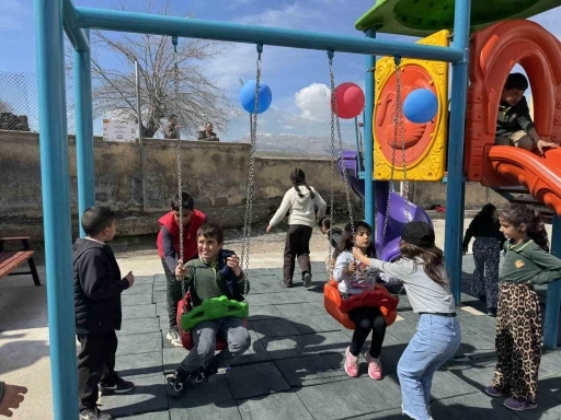 İş&ccedil;i olarak Almanya&rsquo;ya gitti, il&ccedil;esindeki &ccedil;ocuklara oyun parkı yapıp yardımlarda bulundu
