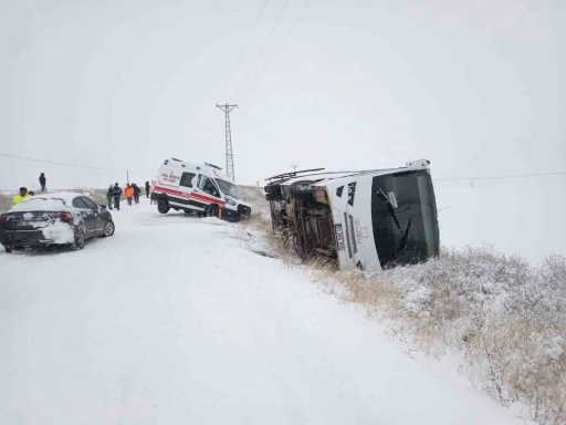 İş&ccedil;i servisi devrildi, yardıma giden ambulans kara saplandı
