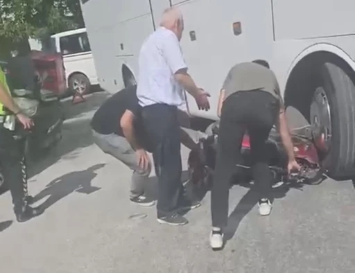 İş&ccedil;i servisi ile &ccedil;arpışan motosikletli yaralandı
