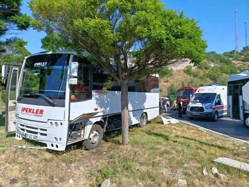 İş&ccedil;i servisi ile hafif ticari ara&ccedil; &ccedil;arpıştı, 4 yaralı
