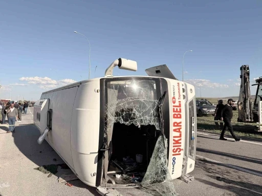 İşçi servisi ile otomobil çarpıştı: 12 yaralı
