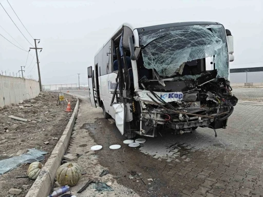 İş&ccedil;i servisi tır dorsesine arkadan &ccedil;arptı: 22 yaralı
