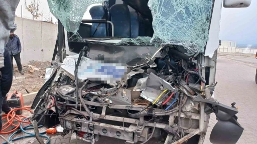 İş&ccedil;i servisi tıra arkadan &ccedil;arptı: &Ccedil;ok sayıda yaralı var
