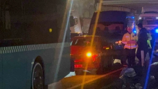 İş&ccedil;i servisi yayaya &ccedil;arpıp takla attı: 1 &ouml;l&uuml;, 4 yaralı
