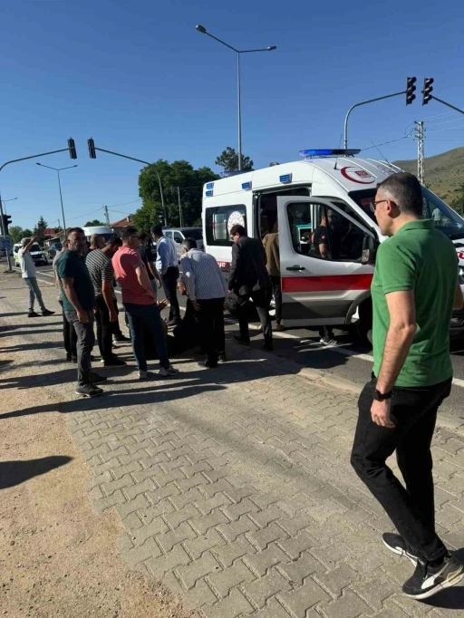 İş&ccedil;i servisleri &ccedil;arpıştı: 20 yaralı
