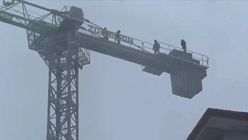 İş&ccedil;ilerden inşaat kule vincinde intihar girişimi
