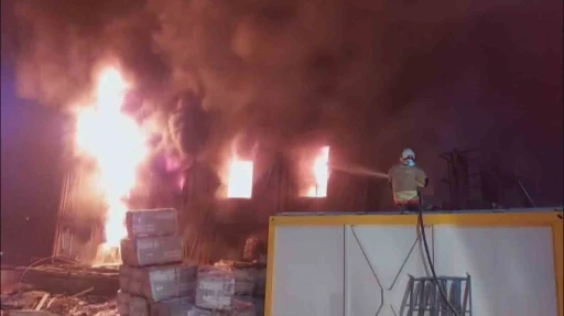 İşçilerin kaldığı konteyner yatakhane alevlere teslim oldu
