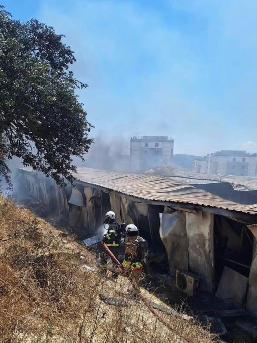 İş&ccedil;ilerin kaldığı konteyner yatakhane alevlere teslim oldu
